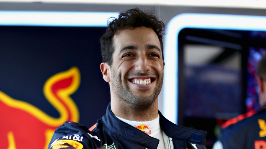 McLaren sign Ricciardo as Sainz replacement