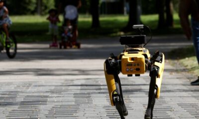 El perro robot de Boston Dynamics patrulla las calles de Singapur para recordar a las personas la distancia social