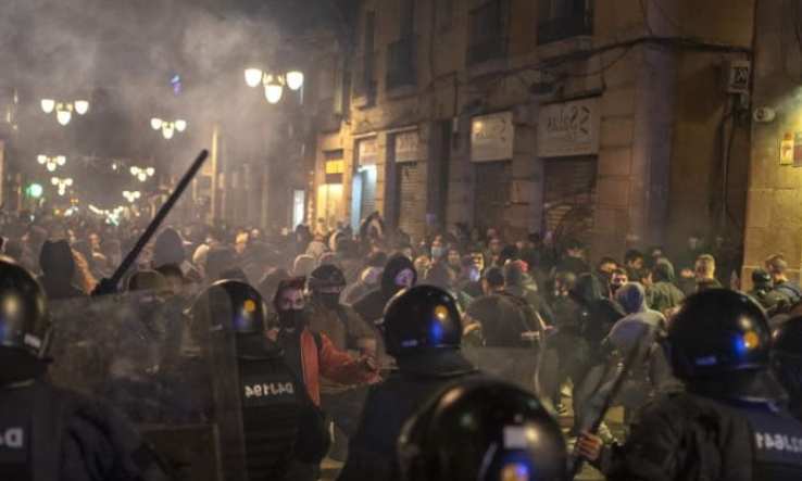 Enfrentamientos por el virus en Barcelona