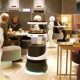 Los robots atienden a los clientes en el café de Tokio
