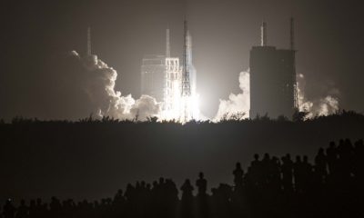 China lanza sonda lunar para recuperar rocas lunares