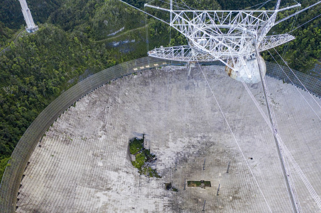 Destrozado: el famoso telescopio Arecibo de Puerto Rico se derrumba