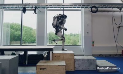 Cuando el robot del Atlas de Boston Dynamics realiza acciones como un humano.